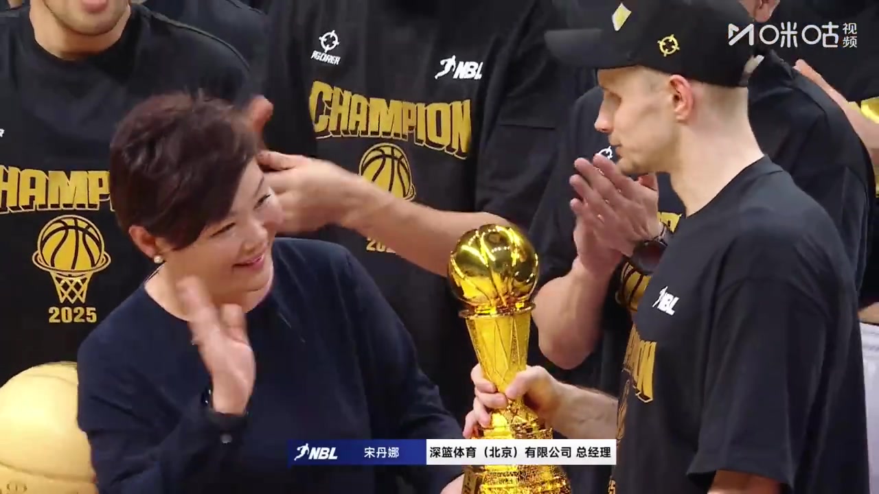 香港金牛3比1長(zhǎng)沙電信勇勝完成兩連冠 球隊(duì)外援厄特爾當(dāng)選FMVP