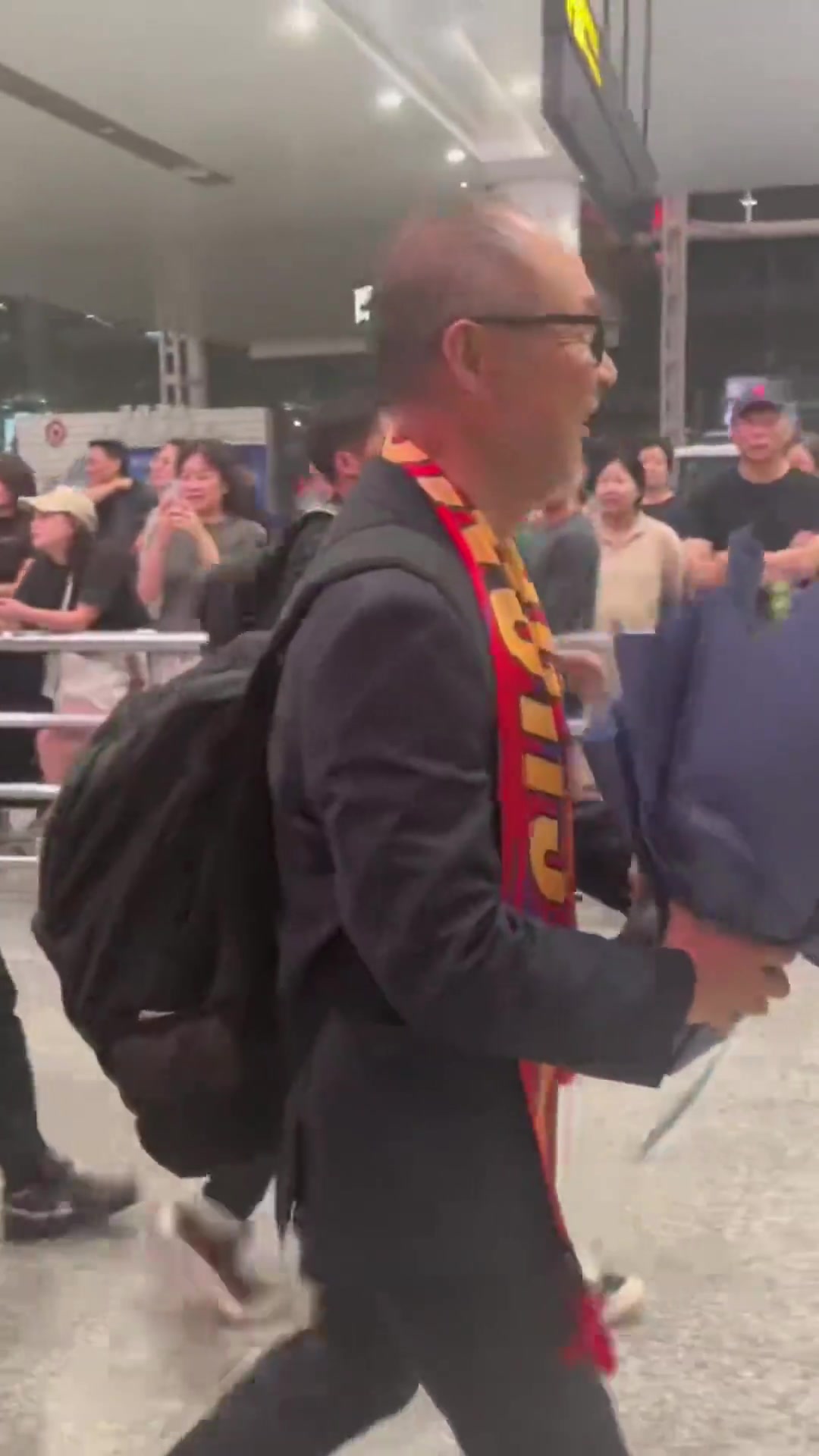 將接手重慶銅梁龍！重慶廣電曬視頻：張外龍已抵達江北國際機場