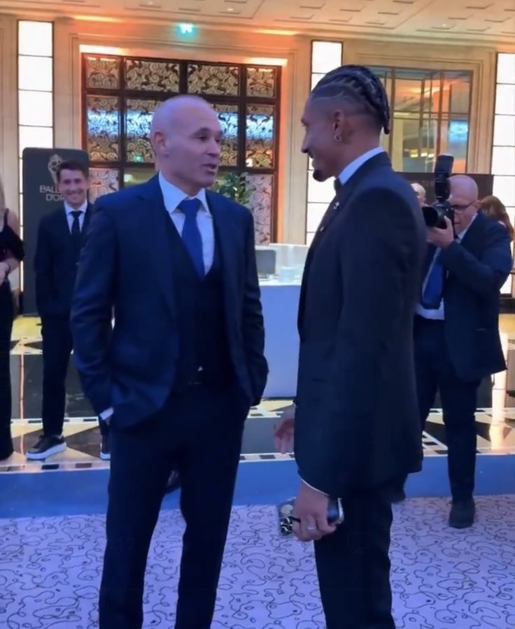 伊涅斯塔現(xiàn)身金球獎頒獎典禮，與拉菲尼亞交談