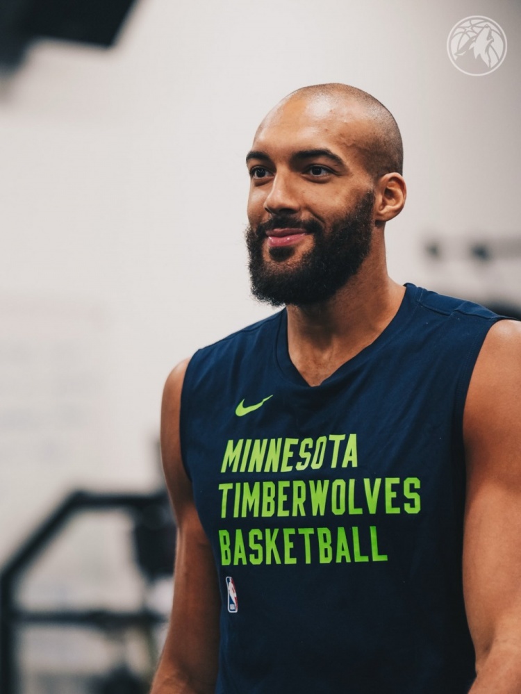 光頭造型引人注目！森林狼官方曬中鋒戈貝爾訓(xùn)練照