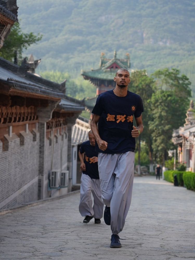 支線任務(wù)結(jié)束！馬刺曬組圖回顧文班夏天之旅：封面為少林寺之行