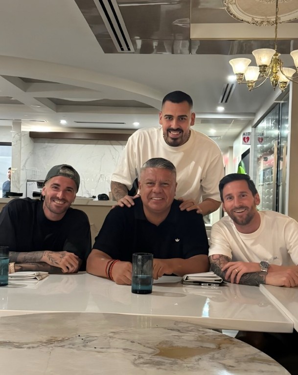 阿根廷足協(xié)主席塔皮亞過生日，梅西、德保羅參加