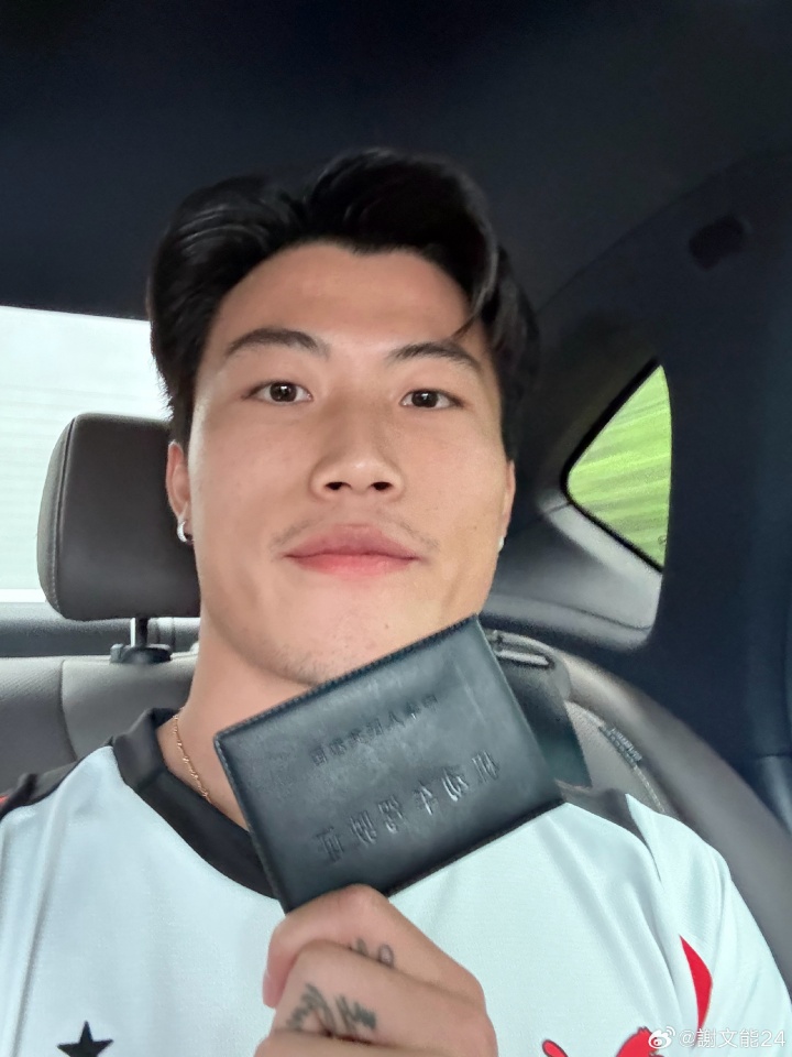 駕考一把過??24歲謝文能穿米蘭球衣曬駕照：29天 拿下????