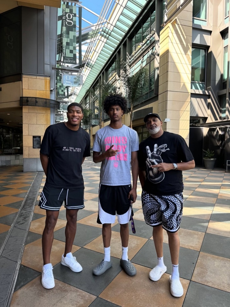 為歸化踩踩點？阿里扎兒子塔基閃現(xiàn)日本 與八村塁&漢迪合影