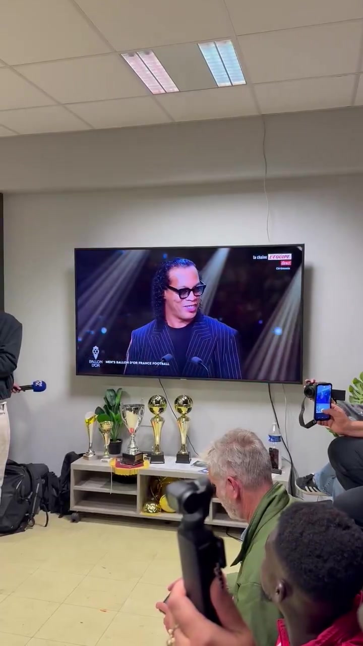 榜樣！登貝萊青訓(xùn)母隊(duì)埃夫勒觀看金球典禮，官宣后孩子們瞬間沸騰