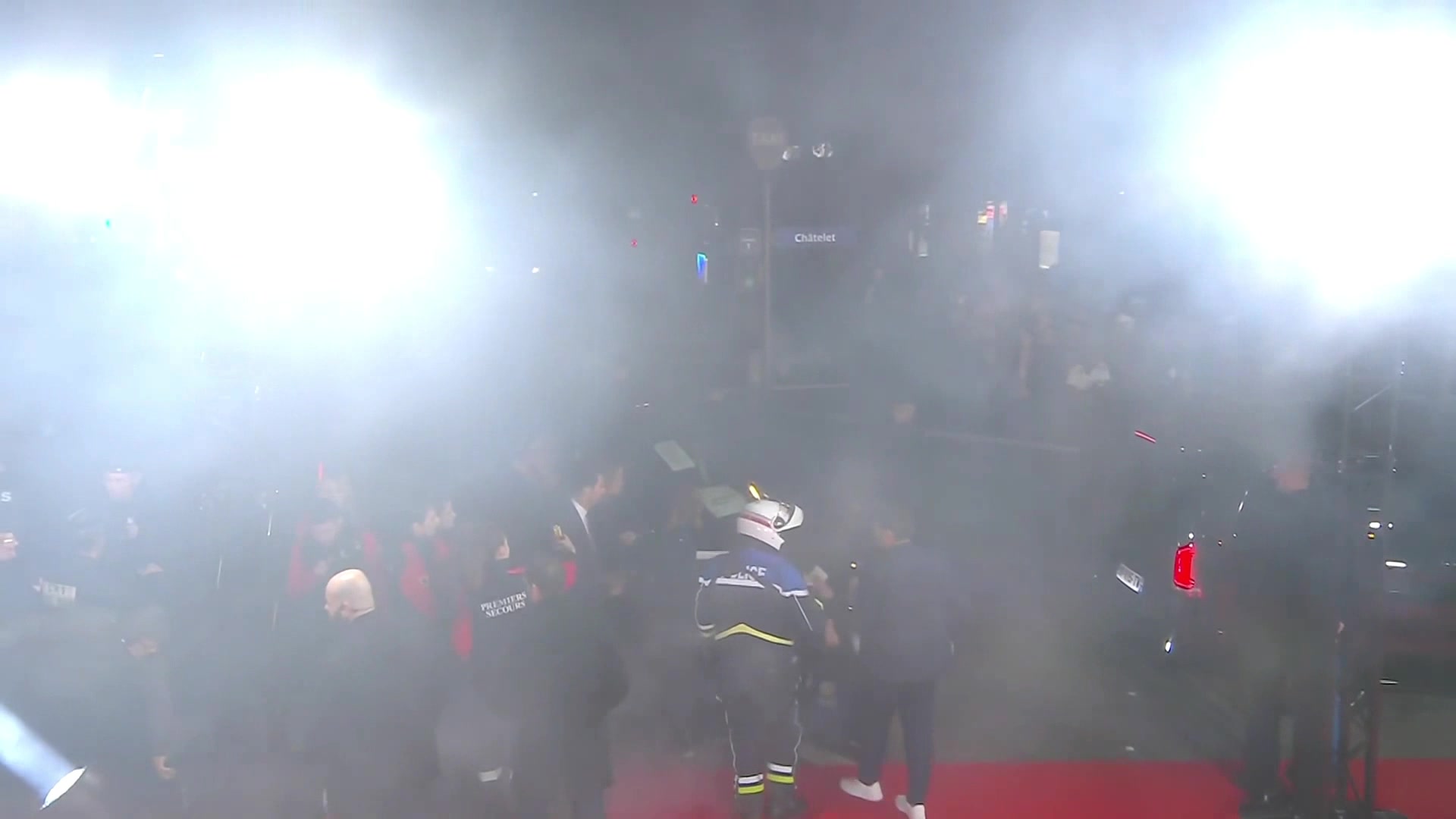 ??金球獎頒獎典禮結(jié)束后，場外很多群眾大喊“XX巴薩”