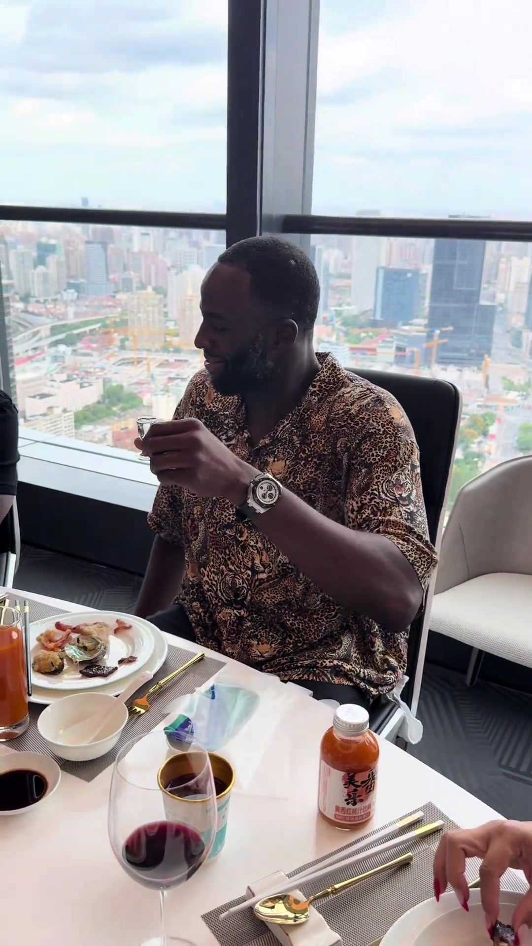 表情絕了??追夢中國行喝茅臺 中文社媒：白酒兩斤半 啤酒隨便灌