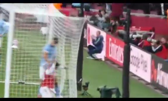 槍手絕平后蘇維門迪從球網(wǎng)拿球準備開球，被魯本·迪亞斯一把拽倒