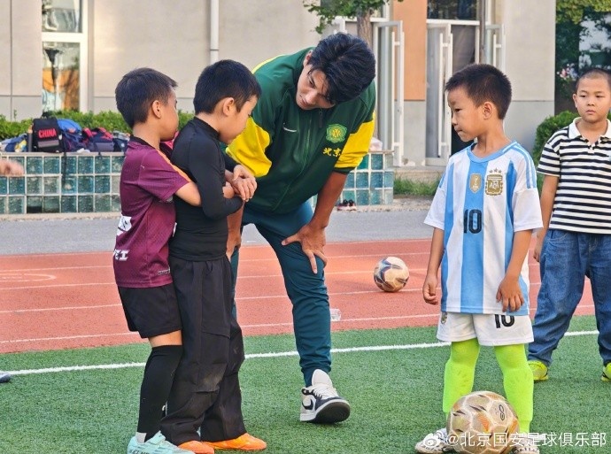 國(guó)安球員走進(jìn)北京小學(xué)翡翠城分校，開展足球公益課活動(dòng)