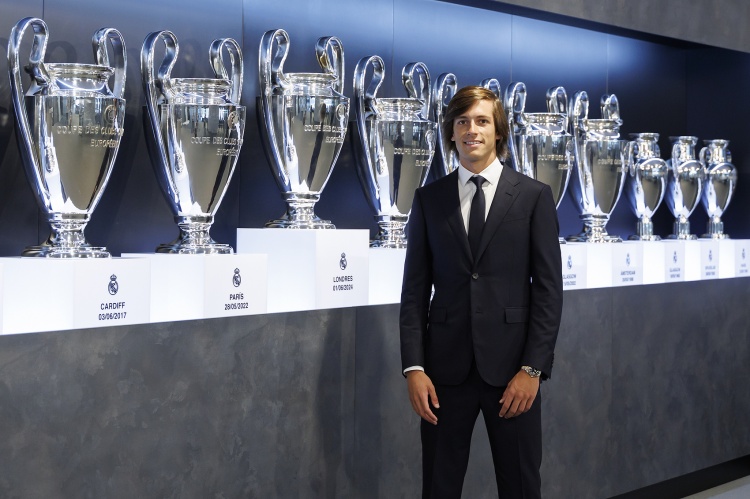 馬卡報道卡雷拉斯轉(zhuǎn)會拉鋸戰(zhàn)：改變?nèi)松乃膫€月，始終是皇馬首選