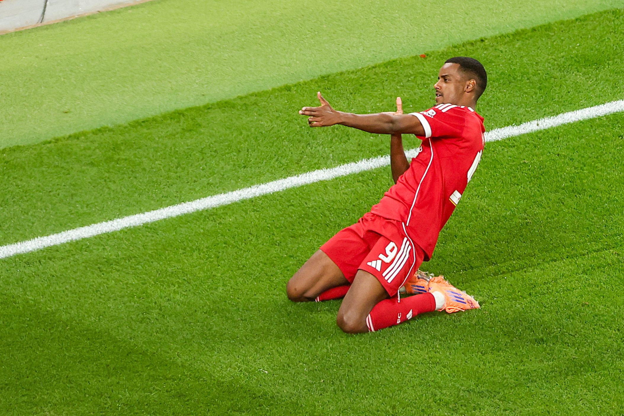 天時(shí)地利人和！1.45億伊薩克斬首球，?；倏巳炯t送標(biāo)王戰(zhàn)勁敵？