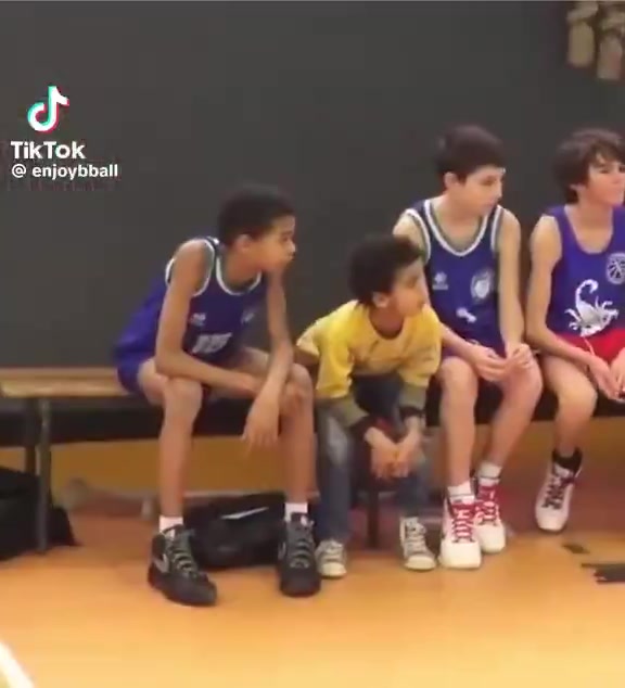 ??很喜歡生氣砸球??！小時(shí)候的文班亞馬是怎么打球的？