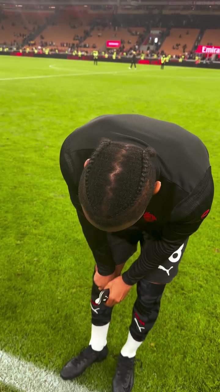 被問(wèn)是否還有氣球，恩昆庫(kù)從球襪里掏出來(lái)并回答：我一直都等著用