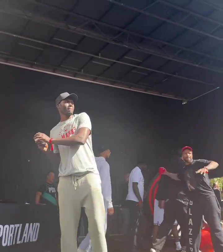 略生澀~楊瀚森參加利拉德球迷見(jiàn)面會(huì) 和開(kāi)拓者球迷互動(dòng)