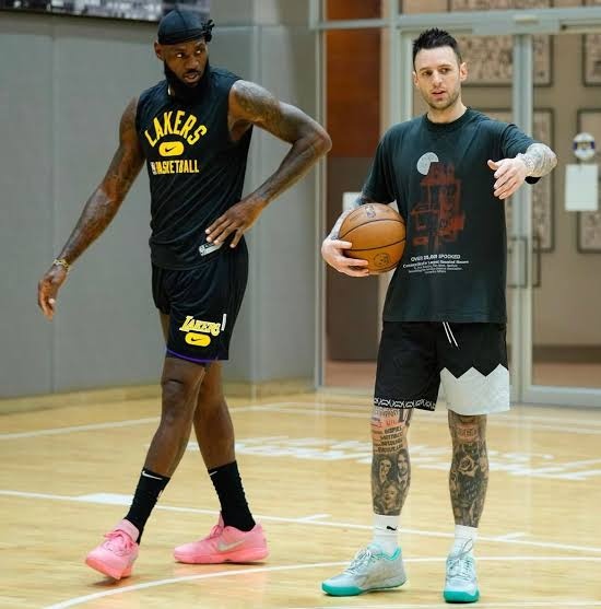 訓(xùn)練師Brickley：老詹的自律無(wú)人能及 8點(diǎn)訓(xùn)練他6點(diǎn)就會(huì)來(lái)熱身