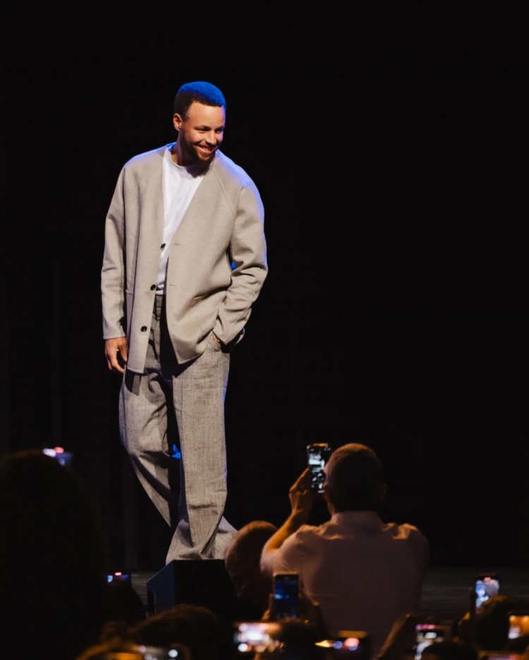 庫里：進(jìn)NBA曾是一個(gè)遙不可及的夢想 我的超能力是職業(yè)精神