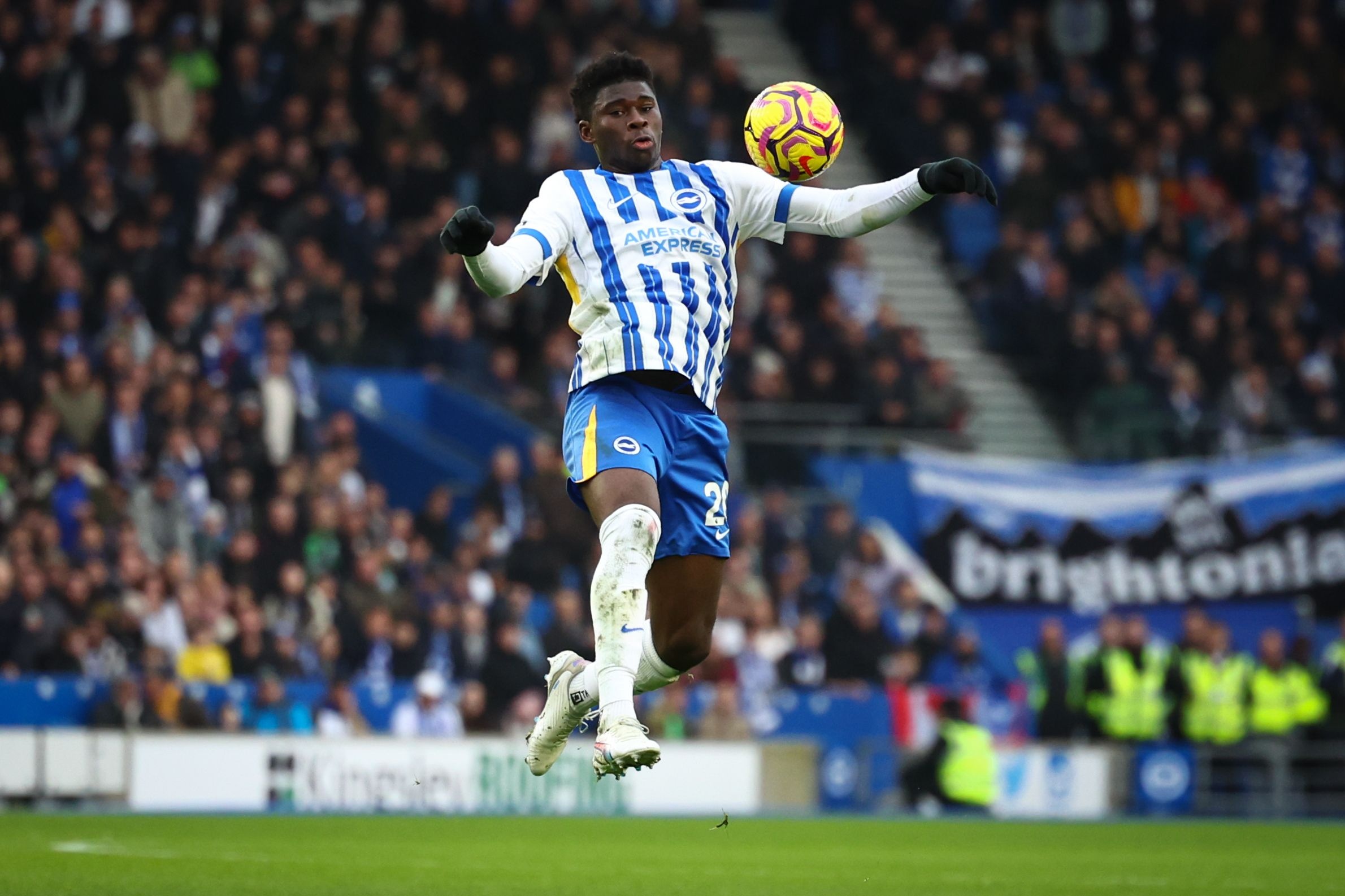 標(biāo)價(jià)超1億鎊！電訊報(bào)：曼聯(lián)明夏考慮簽中場(chǎng)，21歲巴萊巴是目標(biāo)