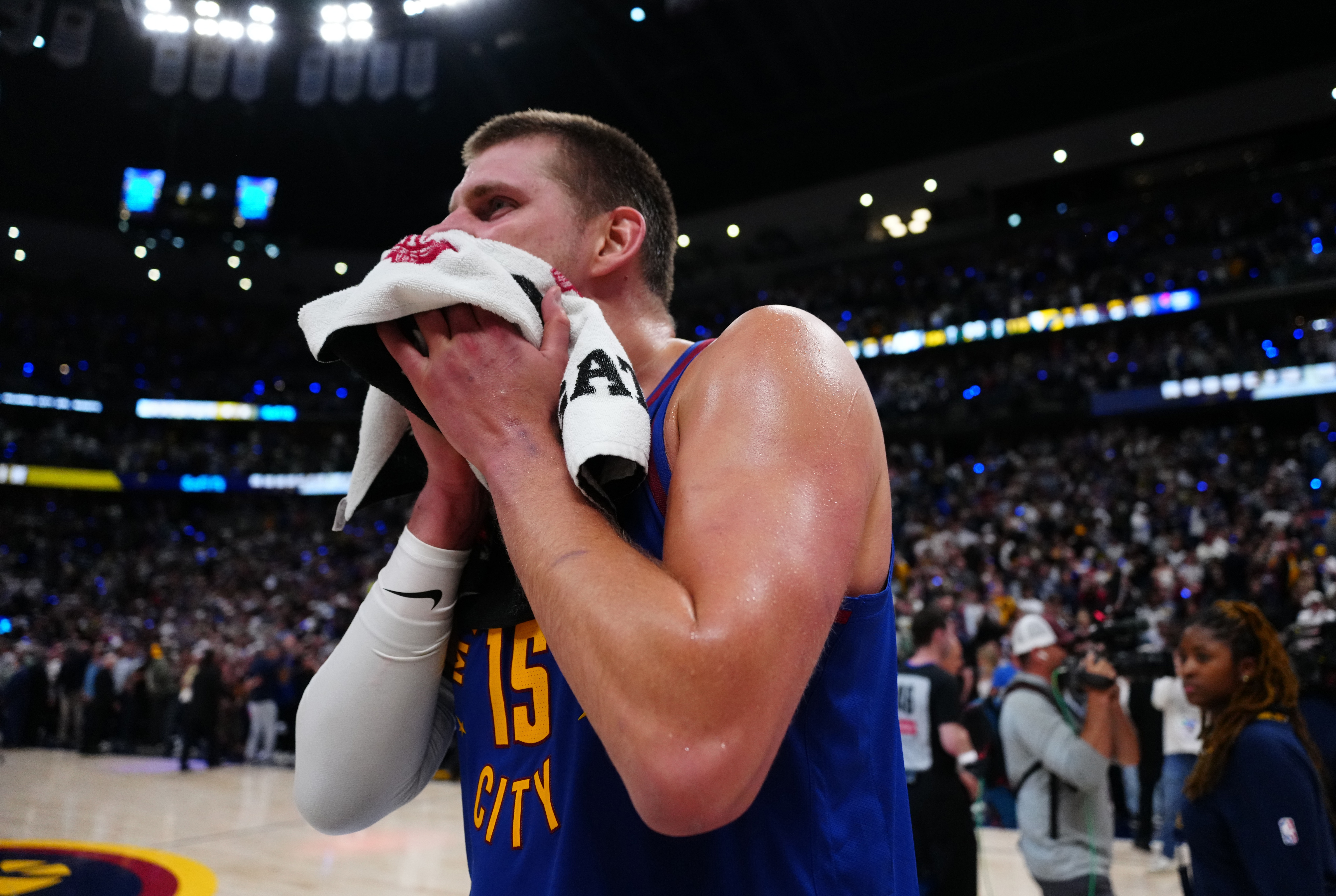 名記：即使經(jīng)歷了上賽季的各種動(dòng)蕩 沒任何跡象顯示約基奇想離開