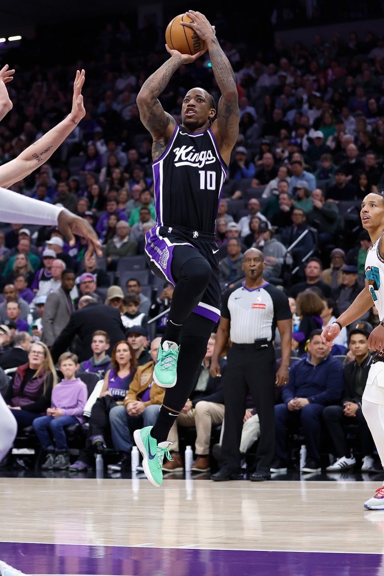 德羅贊：我打球從不系鞋帶 小時候怕把鞋弄皺了就不系 后來習(xí)慣了