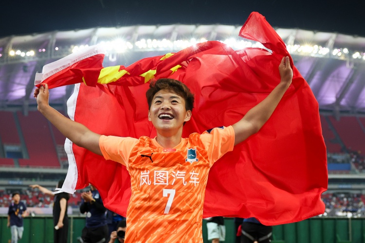 率武漢女足亞冠奪冠！官方：王霜入選亞足聯(lián)年度最佳女足球員候選