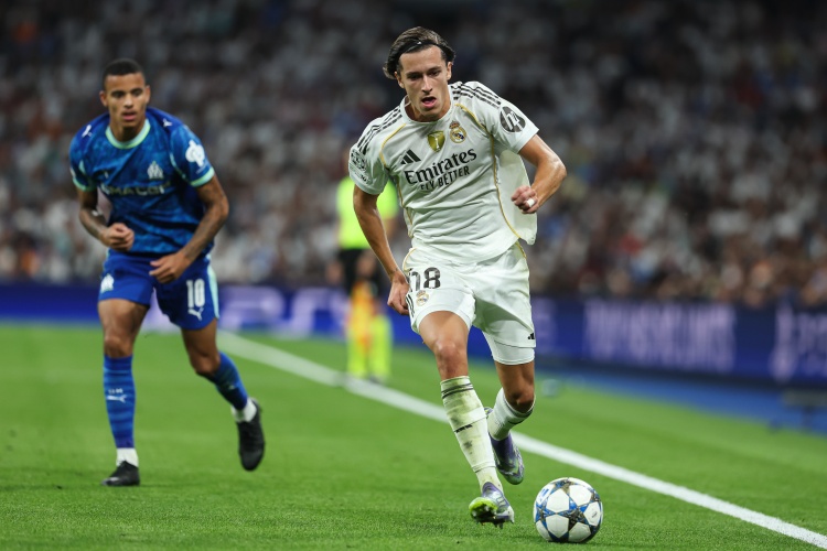 阿斯：卡雷拉斯改踢中后衛(wèi)表現(xiàn)依舊搶眼，防守到位且傳控能力出色