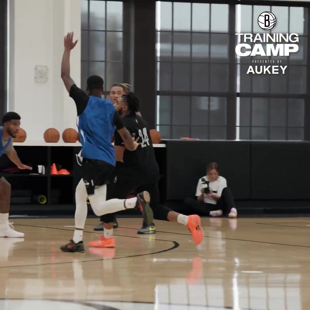 加油沖~籃網(wǎng)曬球隊訓練營片段 曾凡博出鏡努力防守