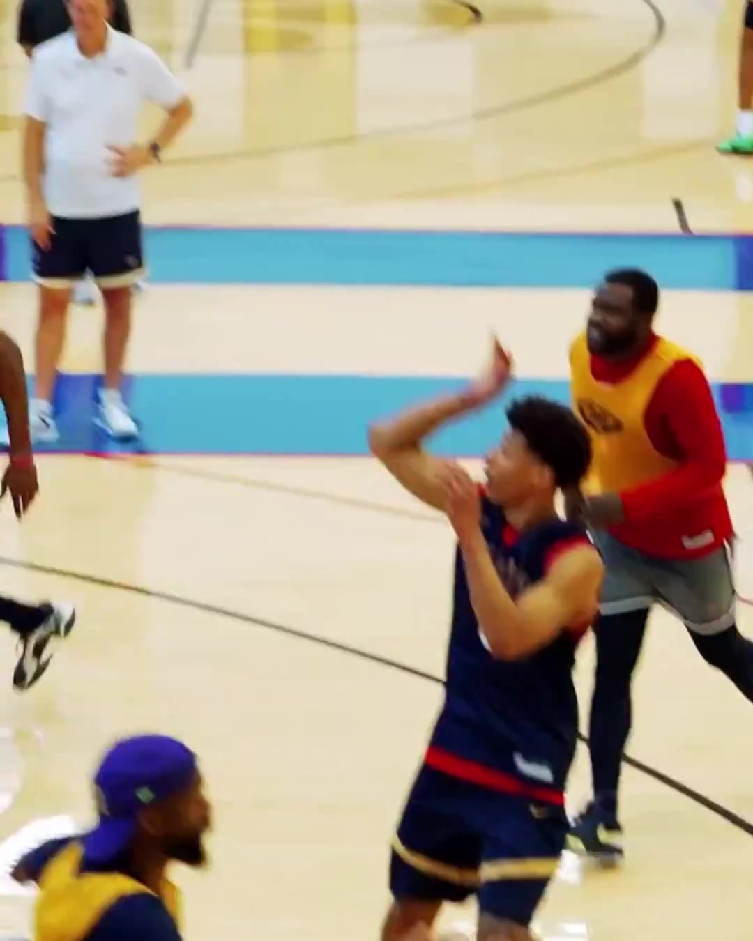 鵜鶘訓(xùn)練營(yíng)首日 錫安像是在飛&敏捷性大幅度提升 普爾盧尼亮相