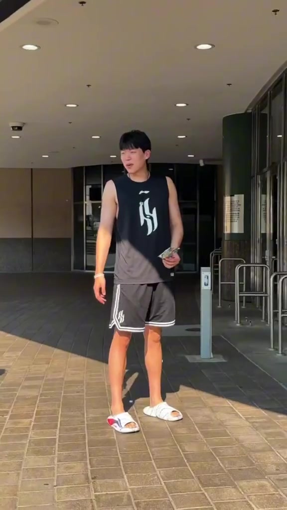 楊瀚森來(lái)開(kāi)拓者球迷商店購(gòu)置衣物  挑選了幾件自己的16號(hào)球衣