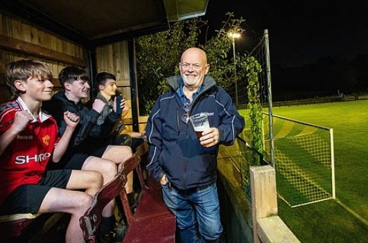 大爺真會(huì)享受！英國一65歲球迷花5000鎊，在自家花園建觀賽包廂