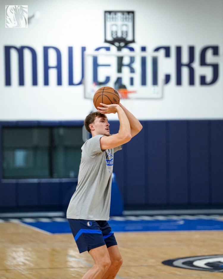 期待新賽季表現(xiàn)！獨行俠官方曬球隊訓(xùn)練照：狀元弗拉格在列