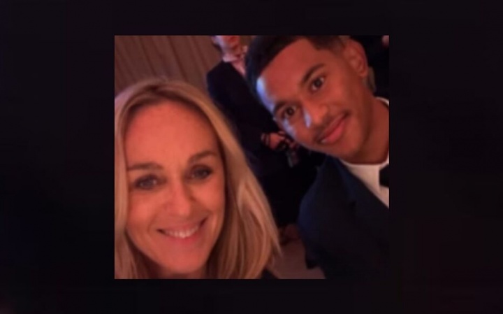 ‘如此優(yōu)雅 笑容燦爛’！法國(guó)主持人把馬尤盧當(dāng)杜埃，曬合照猛夸