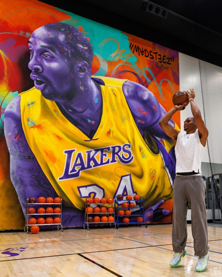 未來在哪兒？威少近期訓(xùn)練照曝光 身旁科比與喬丹的背景墻矚目