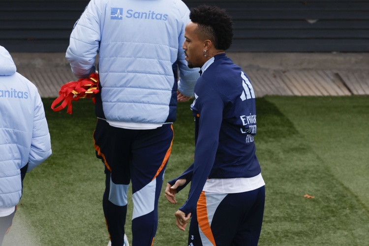 記者：皇馬對(duì)米利唐恢復(fù)情況非常滿(mǎn)意 門(mén)迪單獨(dú)進(jìn)行有球訓(xùn)練