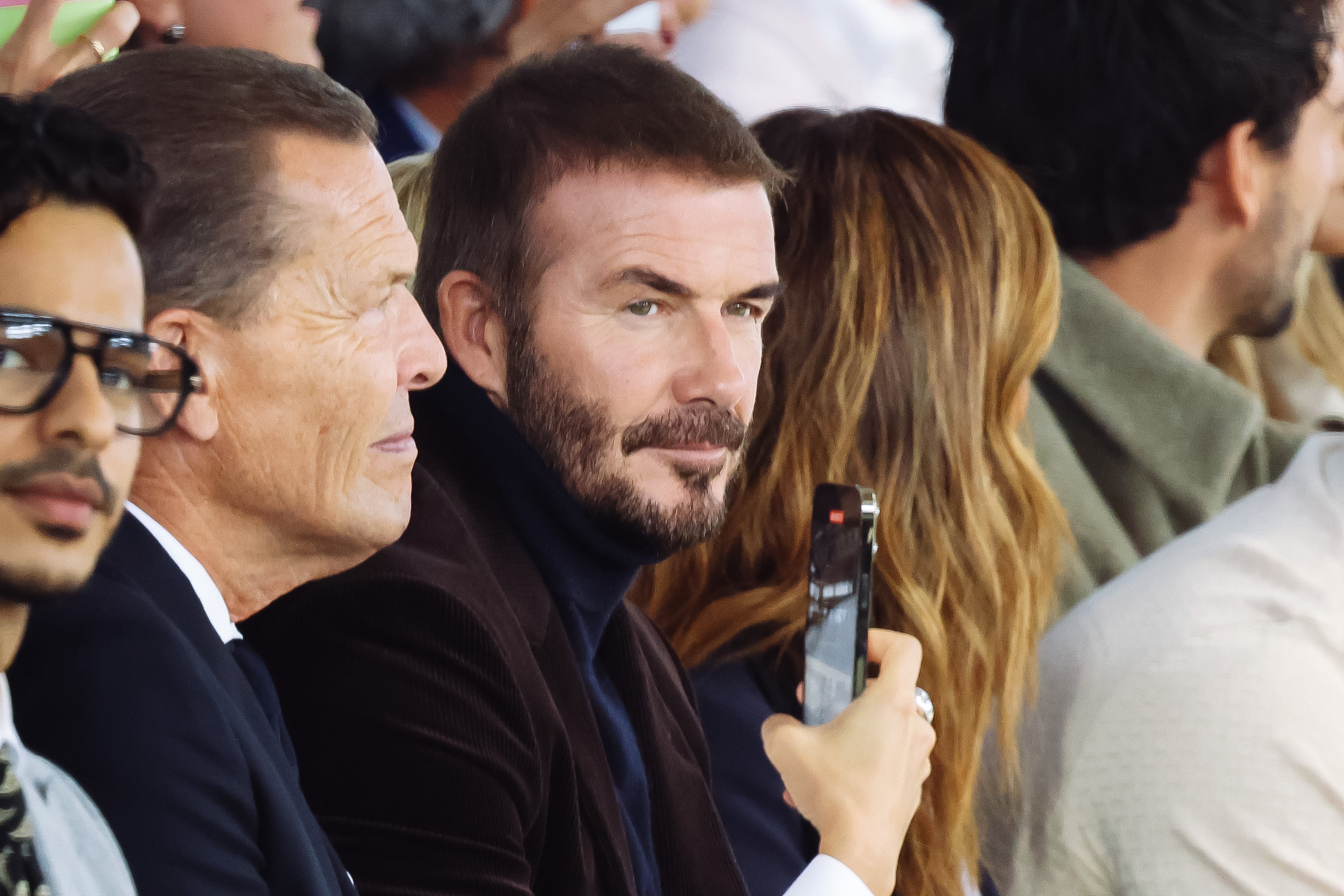 老了也很帥！貝克漢姆一襲天鵝絨造型帥氣出席米蘭時(shí)裝周??