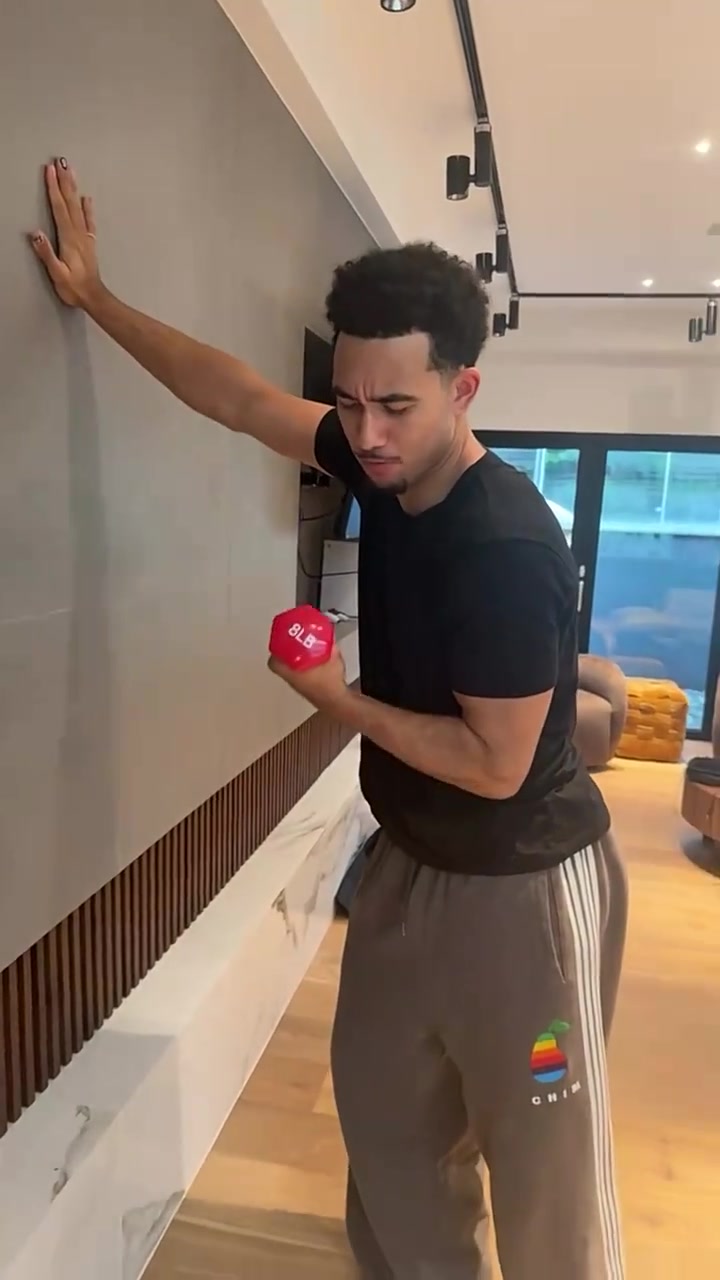 早日康復(fù)！受傷前麥凱恩社媒曬自己拿3公斤啞鈴做彎舉的搞笑視頻