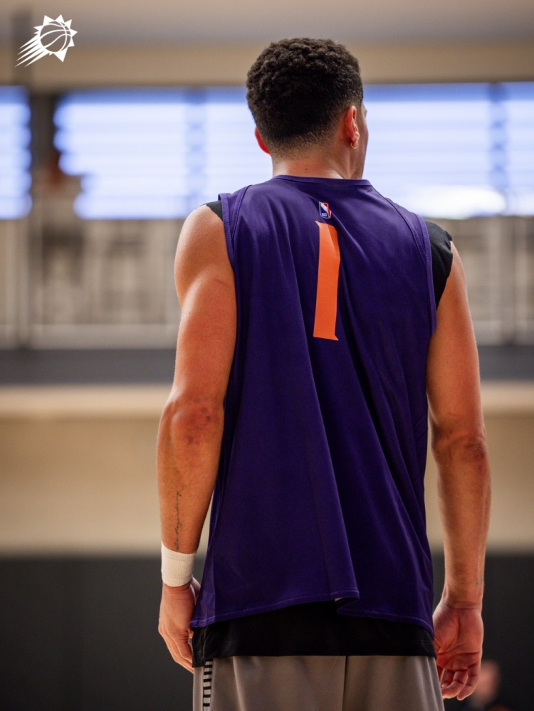 開啟新征程！太陽官推曬球員訓(xùn)練照：布克展現(xiàn)孤寂背影