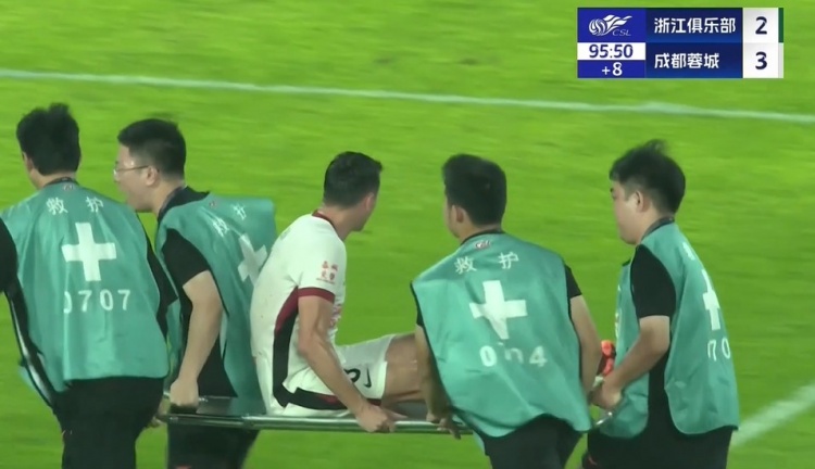 浙江主場擔(dān)架員：雖然蓉城隊(duì)員對我們工作有些干擾，但并非有意