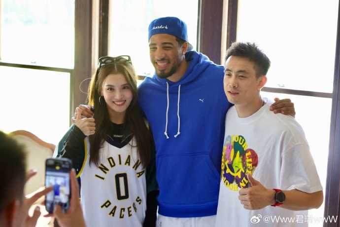 趙繼偉妻子曬與哈利伯頓的合照：??在印第安納的我們