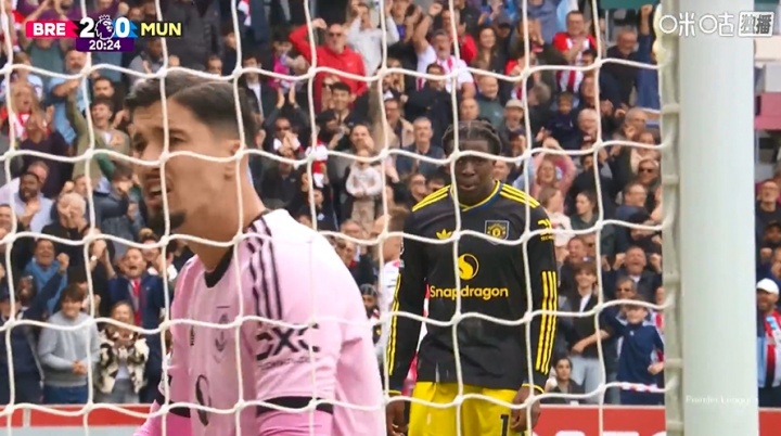 快崩潰了！曼聯(lián)丟第二球后，剛兩度神撲的巴因德爾非常不滿