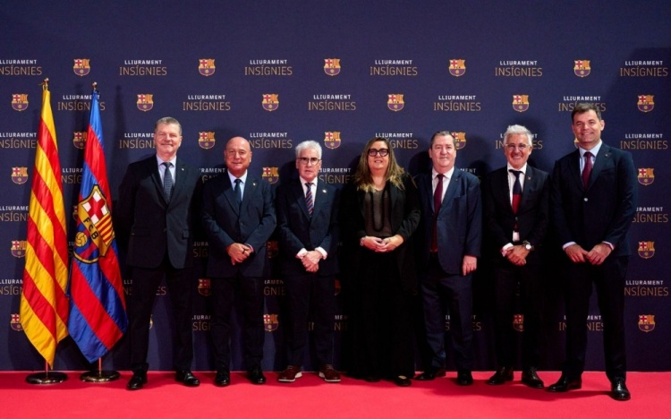 官方：近700名擁有超25年會齡的巴薩會員獲頒銀質(zhì)獎?wù)? 
                                                 class=