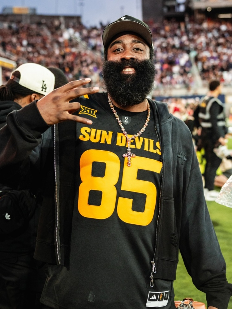 哈登回母校看橄欖球賽！離譜的是他還閃現(xiàn)接近同時開打的WNBA比賽