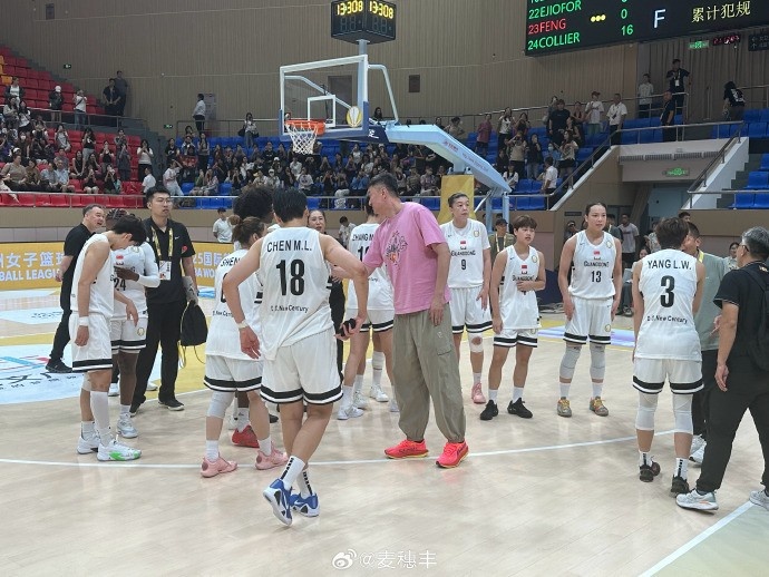 殺進(jìn)FIBA亞洲女籃聯(lián)賽決賽！杜鋒賽后跟廣東女籃全隊致意