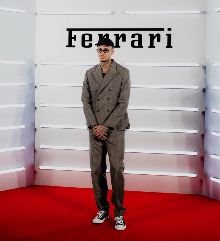 這局有點高端了！庫茲馬出席法拉利SS26時裝秀！
