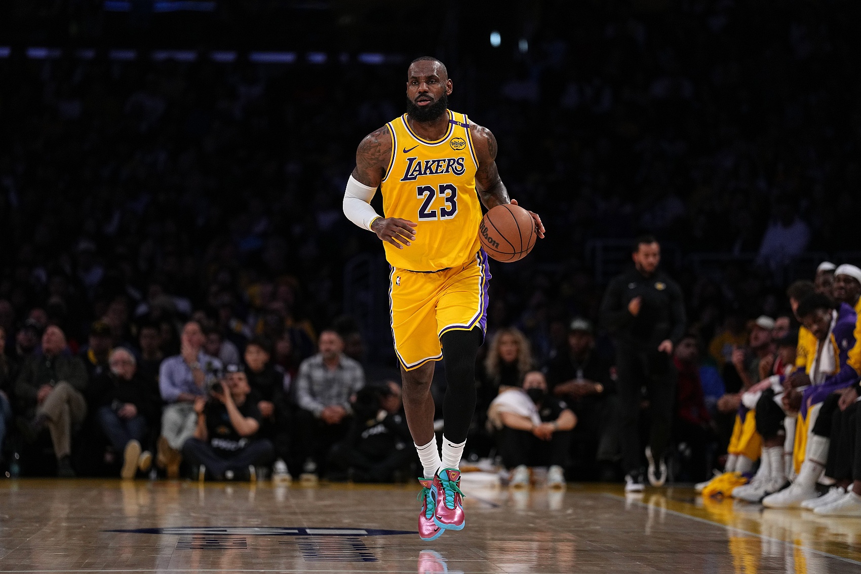 夸梅：詹姆斯只是高中學(xué)歷 卻被捧成世界最聰明 他并非什么都懂