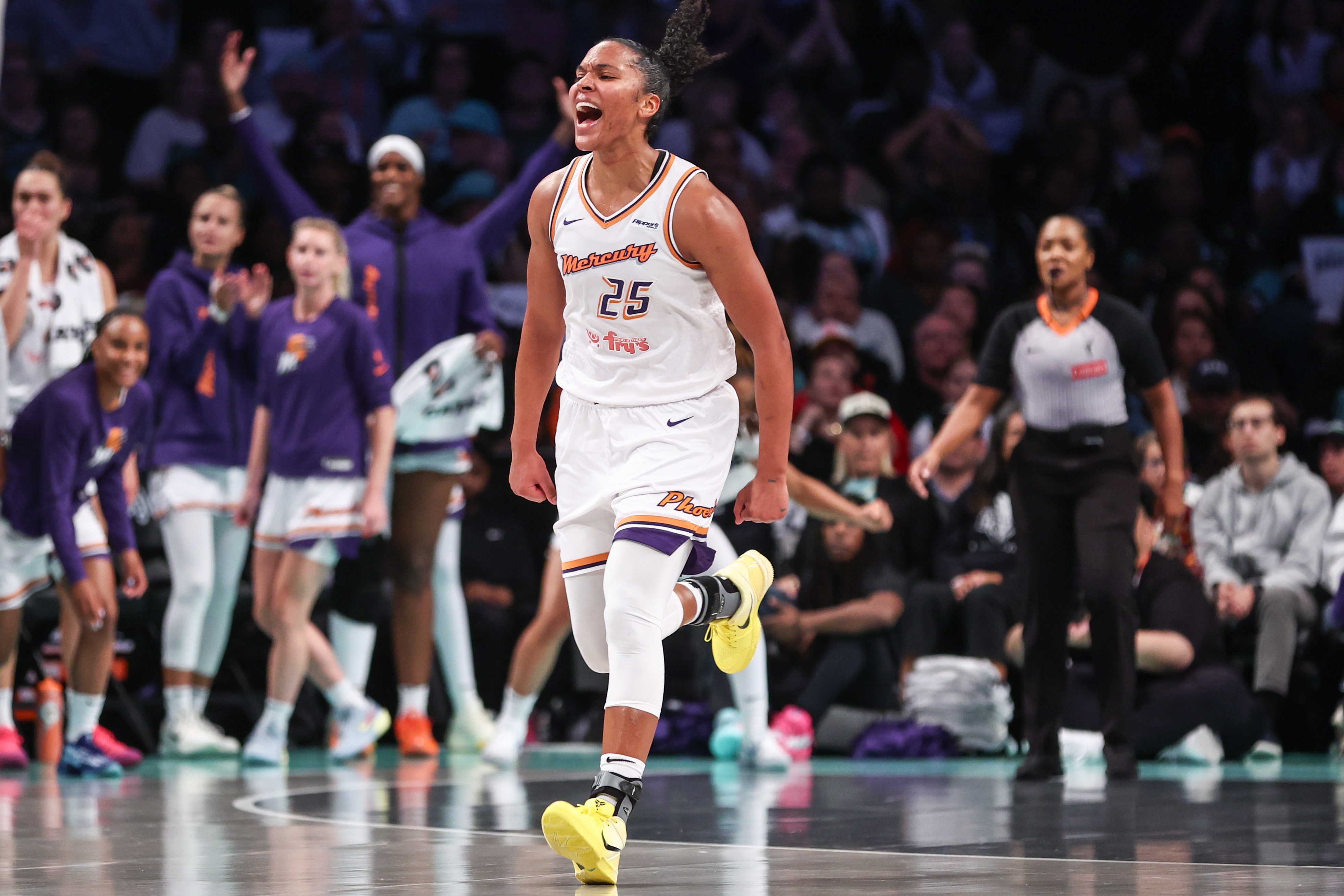 繼續(xù)全能！艾莉莎-托馬斯半場9中5拿到11分2板5助 帶隊反超！