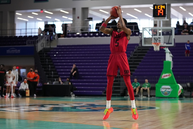 隊記：湖人簽下后衛(wèi)泰維安-瓊斯 并裁掉后衛(wèi)賈倫-坎伯蘭