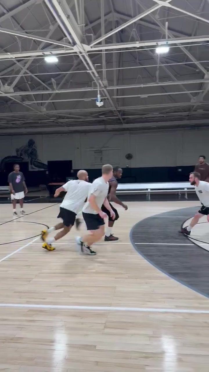 經(jīng)紀(jì)人曬庫明加和社區(qū)大學(xué)球員訓(xùn)練視頻：25-26賽季最后的準(zhǔn)備