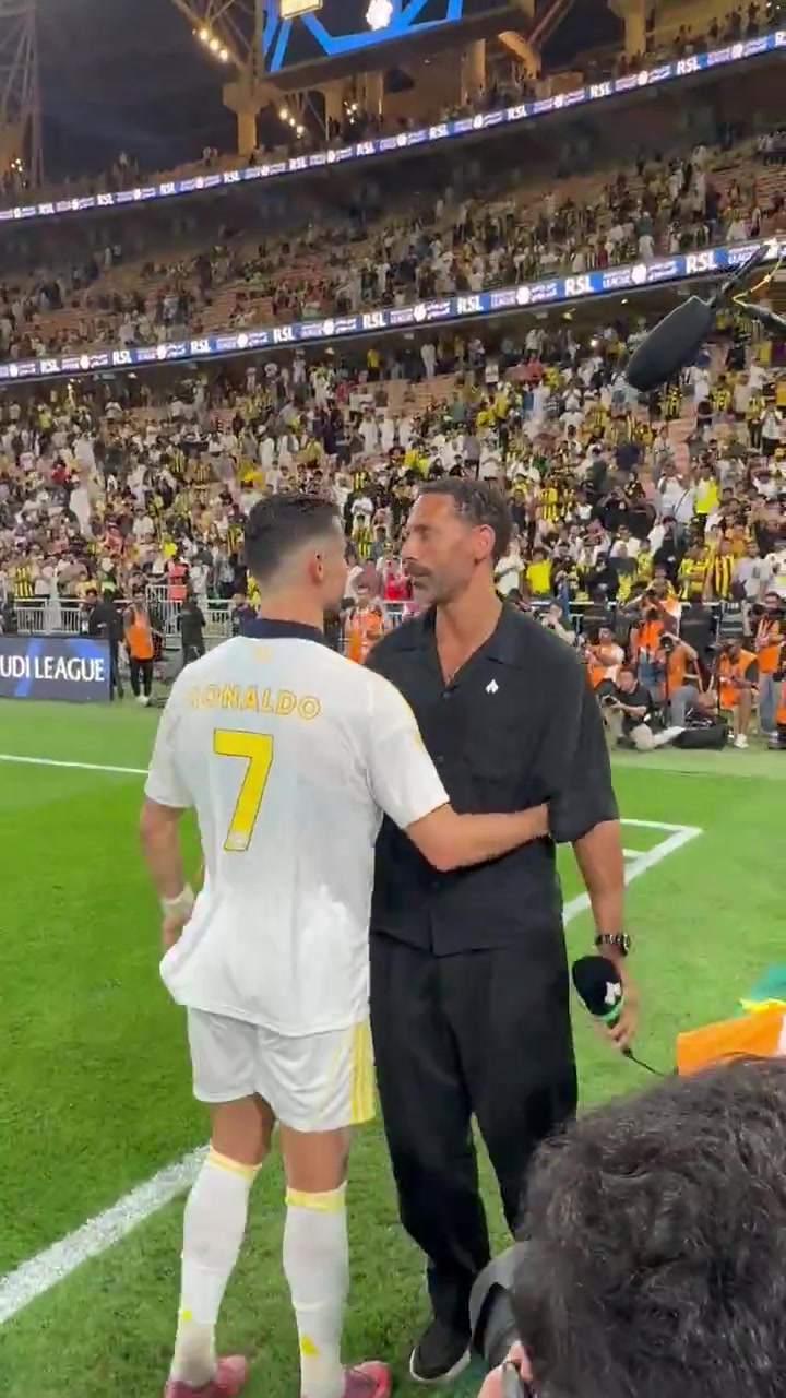 老友相見！C羅擁抱前來觀戰(zhàn)的費(fèi)迪南德，兩人親切交流