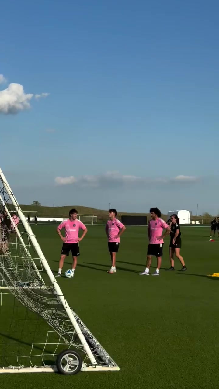 球門后面也能進球？梅西秀活從球門正后方起腳破門，獲隊友掌聲