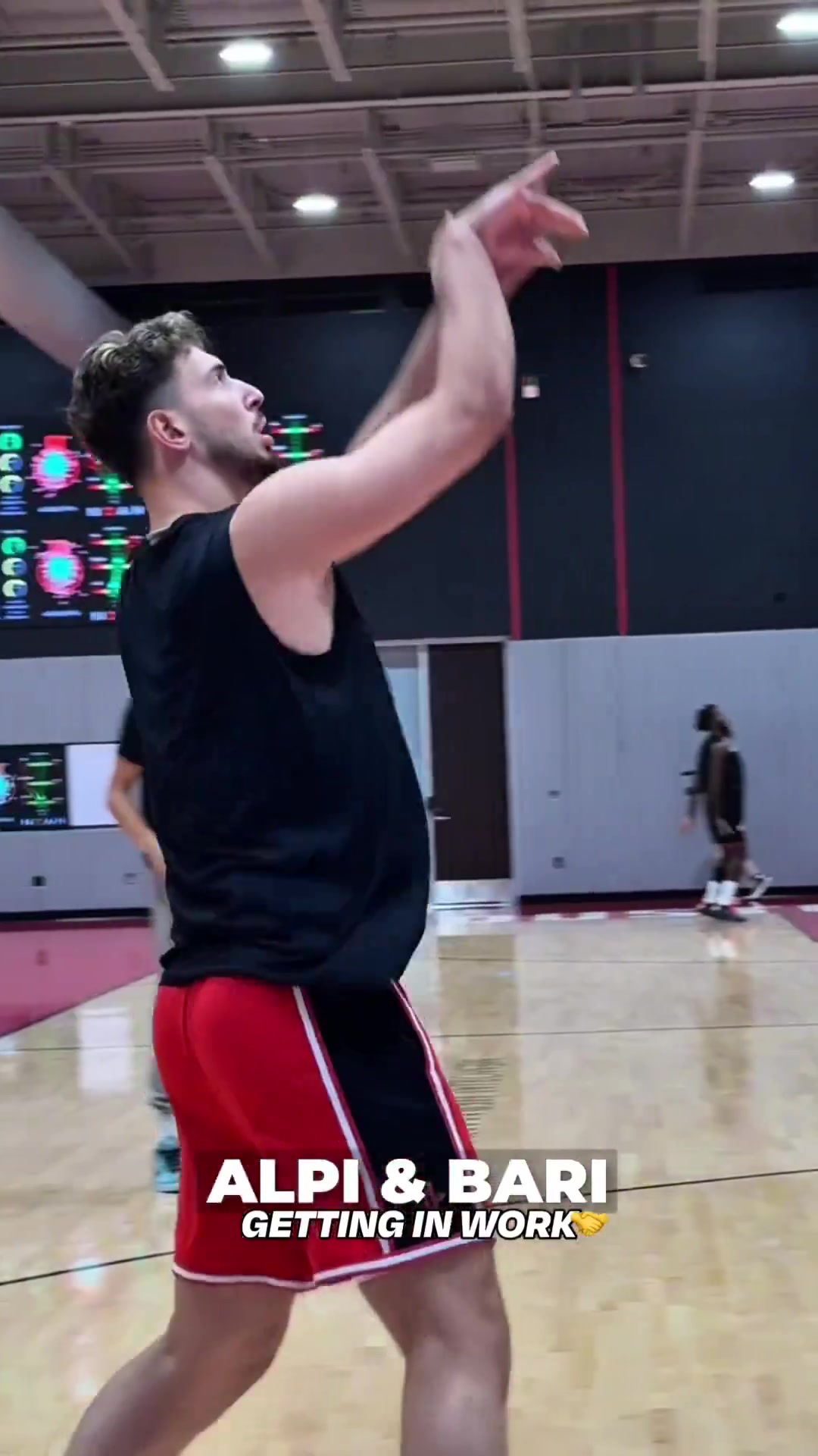 備戰(zhàn)新賽季！火箭官方曬視頻：申京回來了 和小賈一起訓(xùn)練